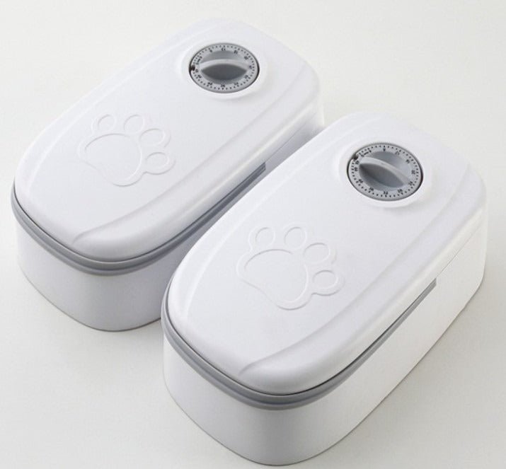 Distributeur automatique de croquettes pour chat couleur grise.