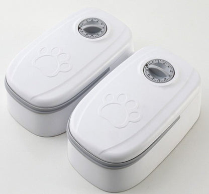 Distributeur automatique de croquettes pour chat couleur grise.