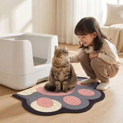 Tapis de litière chat fillette souriante caresse chat sur tapis
