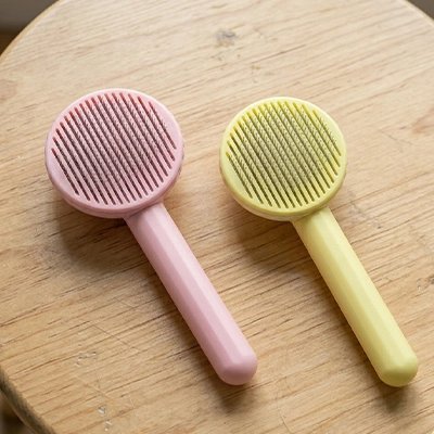 Brosse pour Chat ergonomique et compacte en couleur jaune et rose