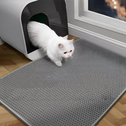 Tapis pour litière chat chat sortant du bac sur tapis